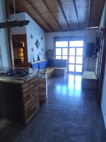 een keuken met een kookplaat in de kamer bij Villa Claudia in Villa de Leyva