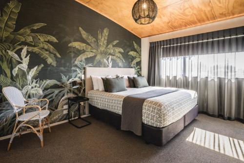 เตียงในห้องที่ Ōhope Beach TOP 10 Holiday Park