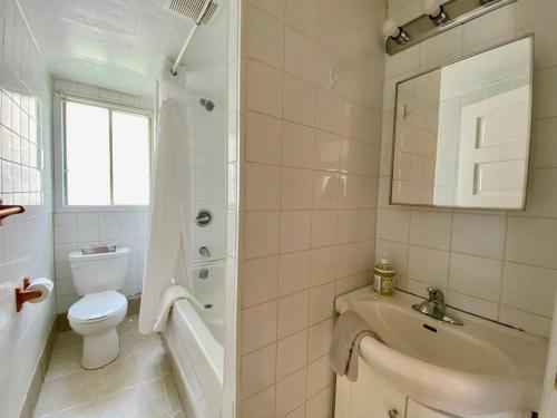 bagno bianco con servizi igienici e lavandino di Cozy 2-BDRM, Mid Floor, Backyard a Halifax