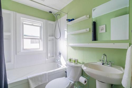 uma casa de banho com um WC branco e um lavatório. em Bright 2-BDRM Apt, Top Floor em Halifax