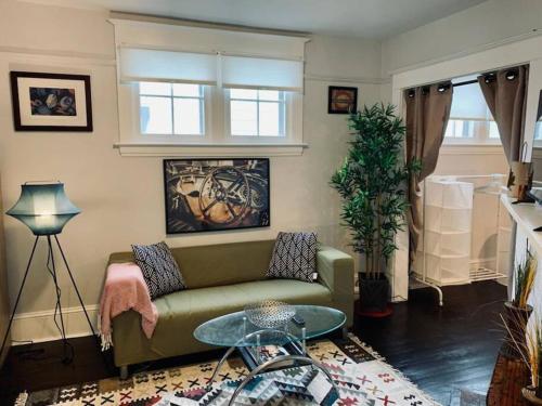een woonkamer met een groene bank en een tafel bij Relaxing Retreat #1 in Halifax