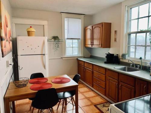 哈利法克斯的住宿－Relaxing Retreat #1，厨房配有桌椅和冰箱。