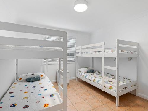 - une chambre avec deux lits superposés et un lit dans l'établissement Piri at Pearl Autumn Special, à Pearl Beach