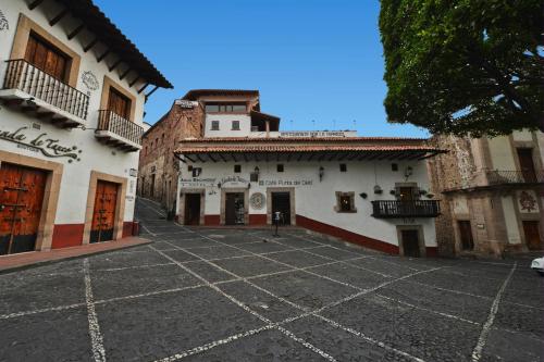 an empty street in a town with buildings at Hotel Agua Escondida in Taxco de Alarcón