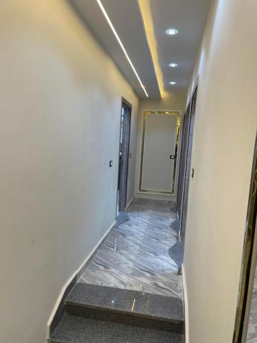 einen Flur mit einer Treppe in einem Gebäude in der Unterkunft ستديو فندقي in Madinat as-Sadis min Uktubar