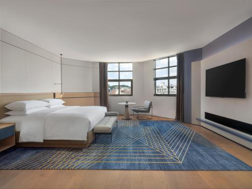 Cama o camas de una habitación en Four Points by Sheraton Yangjiang City Center