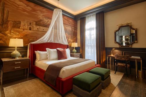 Schlafzimmer mit einem Bett mit Wandgemälde in der Unterkunft Todos Santos Boutique Hotel in Todos Santos