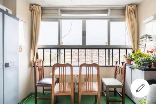 comedor con mesa, sillas y ventana en Habitaciones privadas con cama doble en Sevilla, en Sevilla