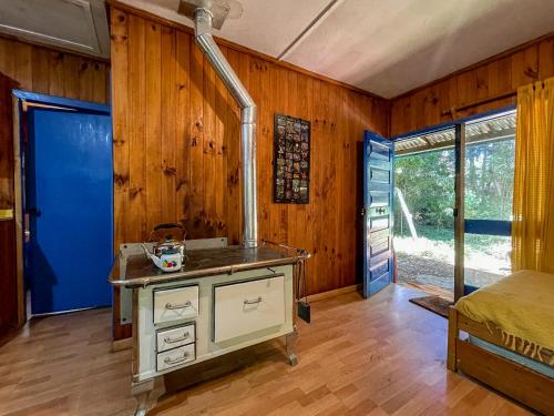 カブルグアにあるCasa con acceso directo al lago.の木製の壁と青いドアが特徴のベッドルーム1室、