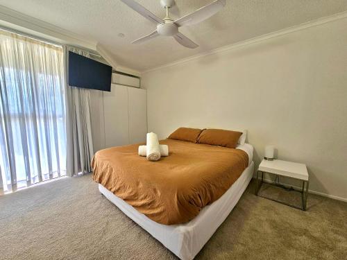 um quarto com uma cama com um urso de peluche em Entire 2 Bedroom Apartment w/ Ocean Views em Coolum Beach