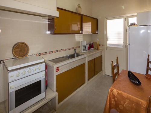 A kitchen or kitchenette at Alojamento Mareta