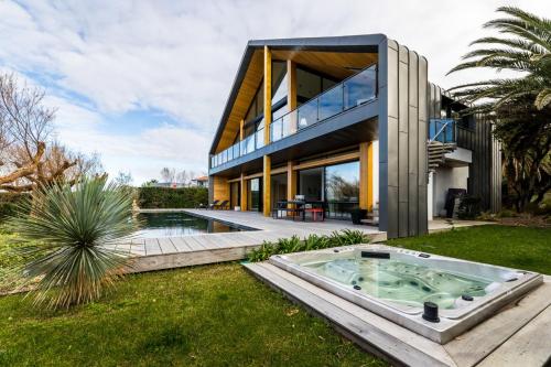 une maison avec une piscine dans la cour dans l'établissement SEAVIEW KEYWEEK Villa pool sea view Anglet, à Anglet
