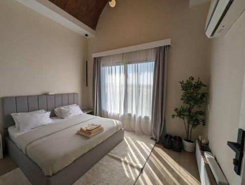 sypialnia z dużym łóżkiem i oknem w obiekcie Luxury in the heart of Gouna w mieście Hurghada