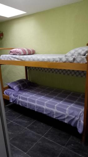 - deux lits superposés dans une chambre dans l'établissement apartamento los lobos, à Mar del Plata