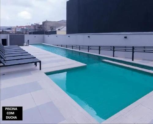 a swimming pool on the roof of a building at Studio Amplo Linda Vista SP/Allianz/ Sambódromo in Sao Paulo