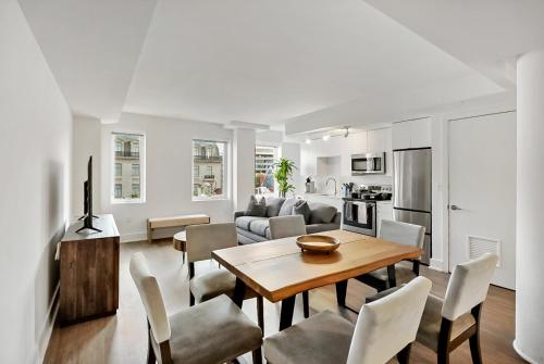 een keuken en een woonkamer met een tafel en stoelen bij Hala DC in Washington