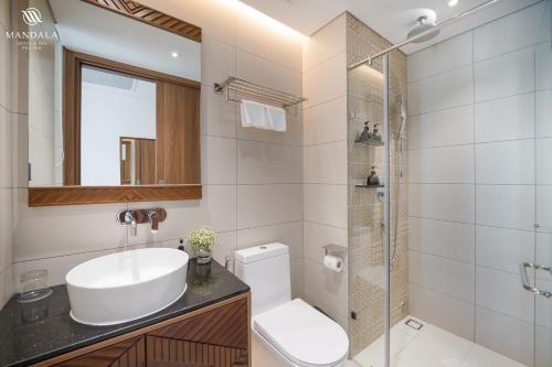 a bathroom with a sink and a toilet and a shower at M Continental by Mandala Phu Yen in Liên Trì (3)