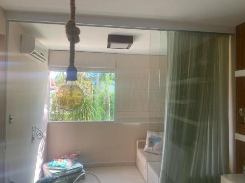 CairuにあるGamboa Village House Lifeの窓とシャワーカーテン付きのバスルームが備わります。
