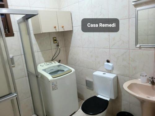 a small bathroom with a toilet and a sink at Casa Remedi in Solemar