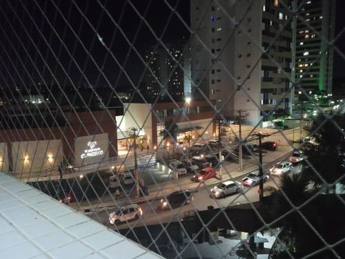 Apartamento em Salvador في سلفادور: اطلالة على شارع المدينة المزدحم ليلا