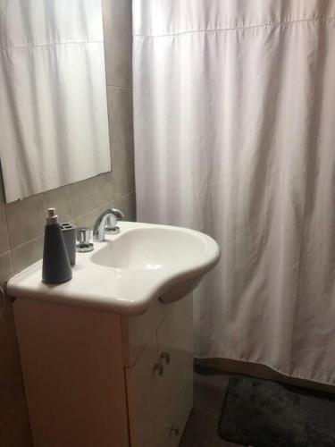 baño con lavabo y cortina de ducha en Departamento Villa crespo I en Buenos Aires
