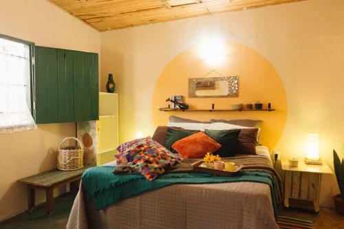 1 dormitorio con 1 cama en una habitación con armario verde en Oásis - charme e aconchego, perto de tudo!, en Alto Paraíso de Goiás