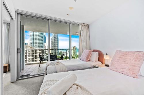 um quarto com 2 camas e uma varanda com vista em Ocean Views! - 2 Bedroom 2 Bathroom - Privately Managed em Gold Coast
