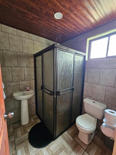 a bathroom with a toilet and a sink at Aves del Paraíso in Tilarán