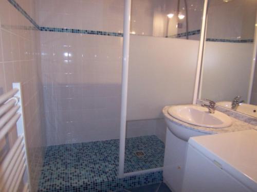 y baño con ducha, aseo y lavamanos. en Appartement Arcachon, 3 pièces, 6 personnes - FR-1-374-39, en Arcachon