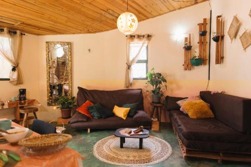 sala de estar con sofás y mesa en Oásis - charme e aconchego, perto de tudo!, en Alto Paraíso de Goiás