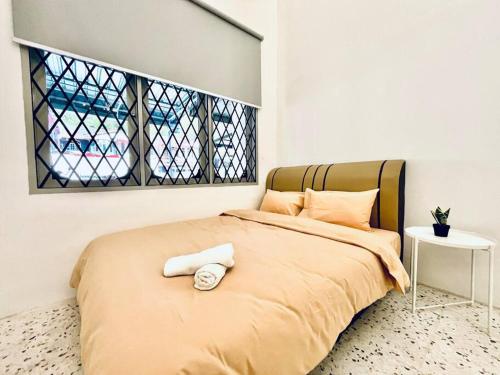 ein Schlafzimmer mit einem Bett mit zwei Handtüchern darauf in der Unterkunft Gioia2Home 5 mins to Taiping/Kamunting in Taiping