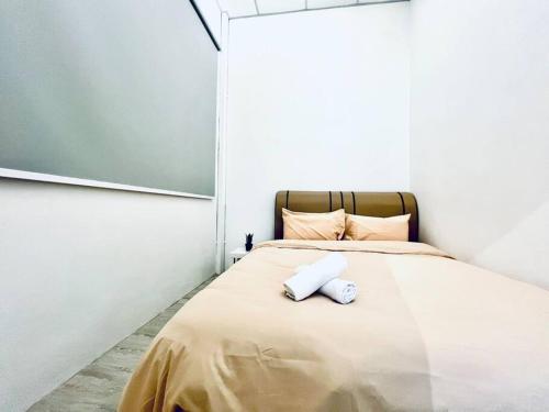 a bedroom with a bed with two towels on it at Gioia2Home 5 mins to Taiping/Kamunting in Taiping