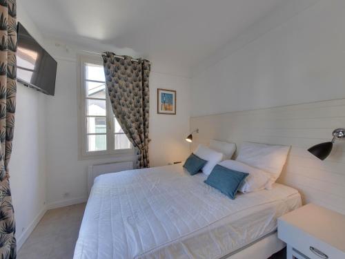 une chambre avec un lit blanc et une fenêtre dans l'établissement Charmante Villa 4 pièces, 6 pers. au Quartier du Casino de Châtelaillon-Plage, proche mer, jardin, parking - FR-1-706-15, à Châtelaillon-Plage