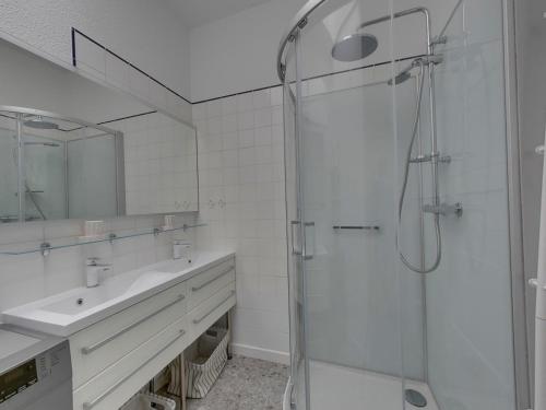 une salle de bain avec une douche en verre et un lavabo dans l'établissement Charmante Villa 4 pièces, 6 pers. au Quartier du Casino de Châtelaillon-Plage, proche mer, jardin, parking - FR-1-706-15, à Châtelaillon-Plage