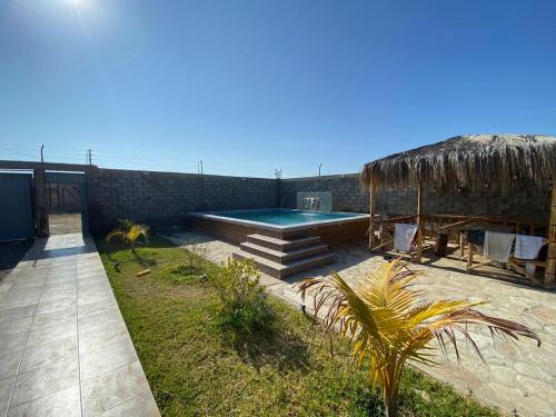 un patio trasero con piscina y un edificio en Casa Colan La Molina, en Paita