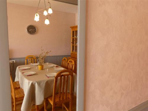 une salle à manger avec une table et des chaises dans l'établissement Bel Appartement Face Mer - 1 Chambre - Classé 2* - Parking - 5 personnes - FR-1-323-299, à Saint-Jean-de-Monts