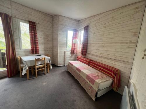 une pièce avec un lit et une table dedans dans l'établissement Studio 3 pers, Wi-Fi, Centre Avoriaz - FR-1-314-281, à Morzine