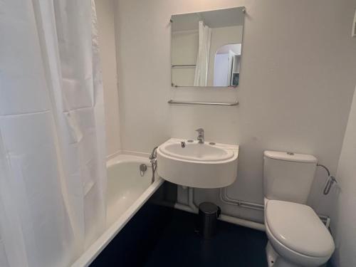 une salle de bain blanche avec des toilettes et un lavabo dans l'établissement Studio 3 pers, Wi-Fi, Centre Avoriaz - FR-1-314-281, à Morzine
