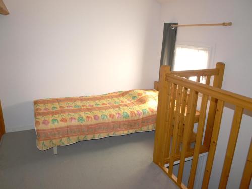 - un lit avec une couverture installée à côté d'un escalier dans l'établissement Maison à Saint-Jean-de-Monts avec Piscine Chauffée, proche Plage et Commerces - FR-1-323-377, à Saint-Jean-de-Monts