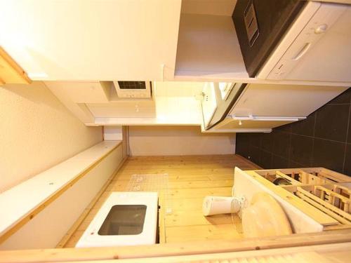 uma cozinha vazia com um lavatório e um fogão em Appartement Avoriaz, 3 pièces, 6 personnes - FR-1-314-249 em Morzine