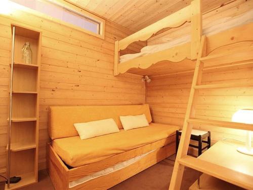 uma cabina com um beliche e uma escada em Appartement Avoriaz, 3 pièces, 6 personnes - FR-1-314-249 em Morzine