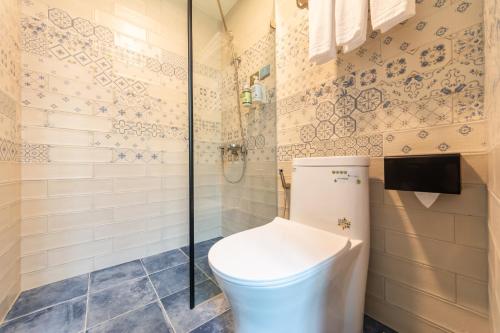 a bathroom with a toilet and a shower at Qun Xiang Hotel in Anping