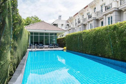 Peldbaseins naktsmītnē MIQ_home901/Asok BTS/Resort Pool/12pax/1000MbWifi vai tās tuvumā