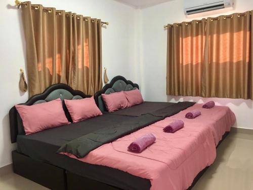 Postel nebo postele na pokoji v ubytování Irada resort smaesarn ไอรดา รีสอร์ท แสมสาร