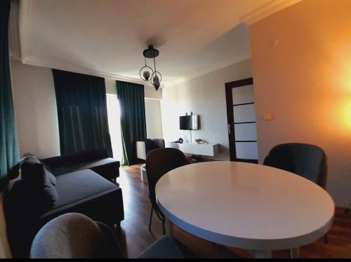 sala de estar con mesa y sofá en İstanbul Sabiha Gökçen 2 plus 1 near to Sabiha Gokcen Airport, en Estambul