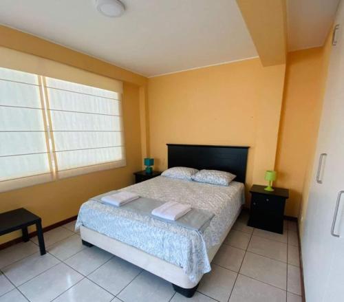 - une chambre avec un lit et 2 oreillers dans l'établissement CASA DE PLAYA CON PISCINA PUNTA NEGRA, à Punta Hermosa