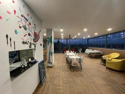 une chambre avec des tables, des chaises et une cheminée dans l'établissement Terrace Boutique Otel, à Serdivan