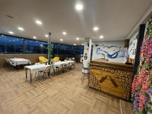- un restaurant avec des tables et des chaises dans une salle dans l'établissement Terrace Boutique Otel, à Serdivan
