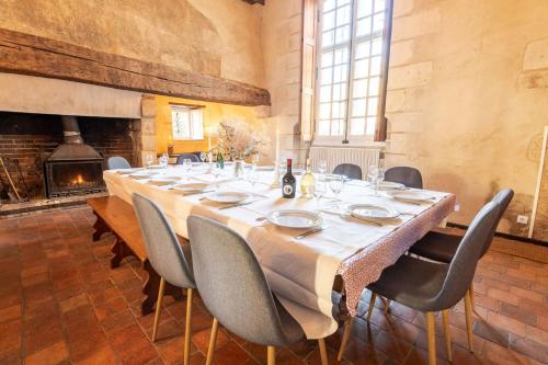 Restaurant o un lloc per menjar a Pavillon de chasse XVI siècle - Château de Nitray