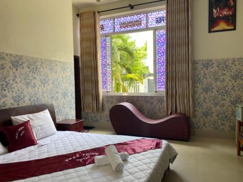 a bedroom with a bed and a window at Phát Thịnh Hotel in Ho Chi Minh City